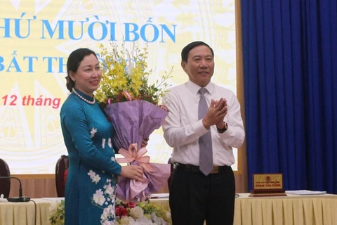 Lãnh đạo tỉnh Hà Nam tặng hoa bà Đinh Thị Lụa sau khi được bầu làm Phó Chủ tịch Ủy ban Nhân dân tỉnh.