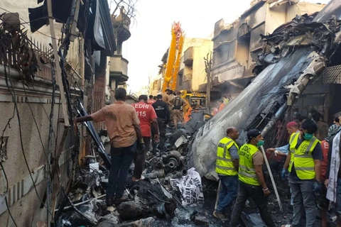 Nhân viên cứu hộ làm nhiệm vụ tại hiện trường vụ rơi máy bay tại Karachi, Pakistan, ngày 22/5/2020. (Nguồn: THX/TTXVN)