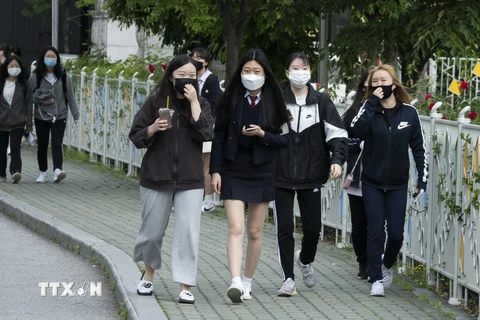 Học sinh trở lại trường học tại Seoul, Hàn Quốc ngày 20/5/2020. (Nguồn: THX/TTXVN)