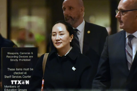Bà Mạnh Vãn Châu (giữa) - Giám đốc Tài chính (CFO) của Huawei rời Tòa án Tối cao tỉnh British Columbia, ngày 23/1/2020. (Nguồn: AFP/TTXVN)