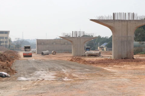 Công trình cầu vượt đường Việt Bắc trên đường Bắc Sơn kép dài (Thái Nguyên), thực hiện theo hình thức đối tác công tư (PPP), đang gấp rút được triển khai. Ảnh minh họa. (Ảnh: Hoàng Nguyên/TTXVN)