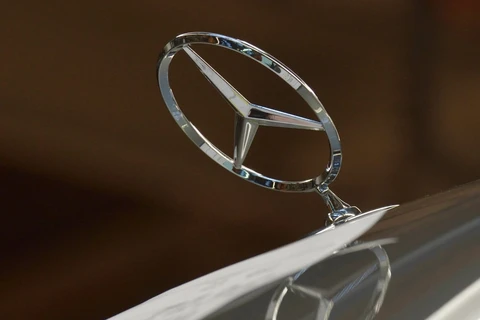 Logo hãng xe Mercedes-Benz. (Nguồn: AFP)