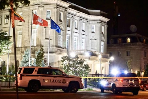 Hiện trường vụ nổ sung ở Đại sứ quán Cuba tại Mỹ hôm 30/4. (Nguồn: plenglish.com)