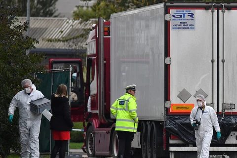 Cảnh sát Anh điều tra tại hiện trường xe tải chở 39 thi thể người Việt Nam được phát hiện tại Grays, hạt Essex, Đông Bắc London, ngày 23/10/2019. (Nguồn: AFP/TTXVN)