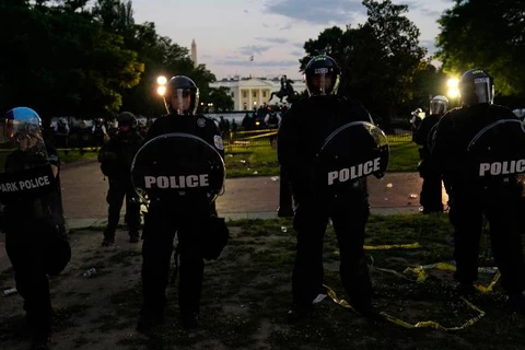 Cảnh sát chống bạo động đứng gác trước Nhà Trắng ngày thứ Bảy 30/5. (Nguồn: AP)