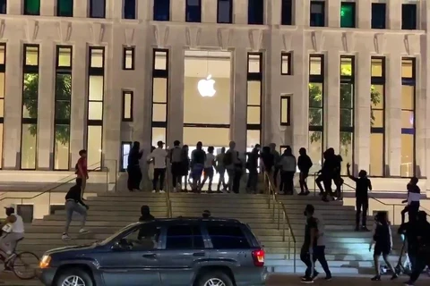 Cảnh đập phá, cướp bóc tại Apple Store ở thủ đô Washington DC của Mỹ