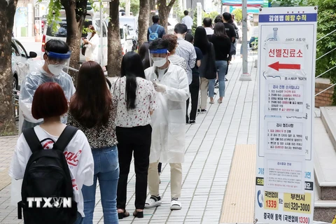 Người dân xếp hàng chờ xét nghiệm COVID-19 tại Bucheon, phía tây thủ đô Seoul, Hàn Quốc ngày 28/5/2020. (Nguồn: Yonhap/TTXVN)