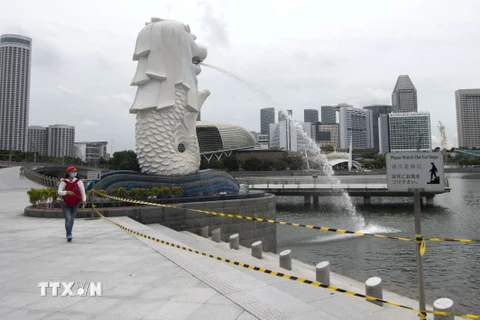 Người dân đeo khẩu trang phòng lây nhiễm COVID-19 tại Singapore ngày 27/5/2020. (Nguồn: THX/TTXVN)