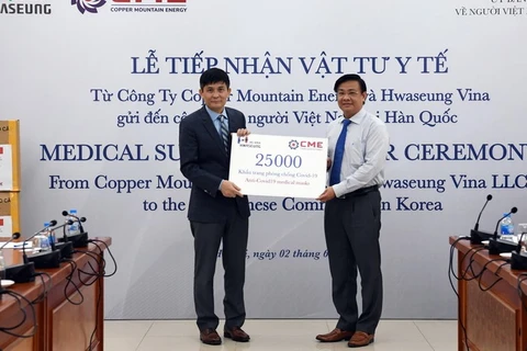 Tiếp nhận vật tư y tế hỗ trợ kiều bào ở nước ngoài phòng chống dịch COVID-19 do CME và HSV trao tặng cho cộng đồng người Việt tại Hàn Quốc. (Nguồn: vov.vn)