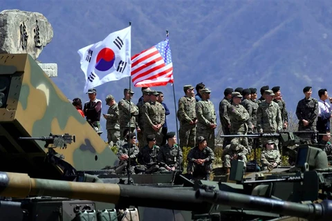 Các binh sỹ Mỹ và Hàn Quốc xem một cuộc tập trận gần Seoul năm 2017. (Nguồn: AFP)