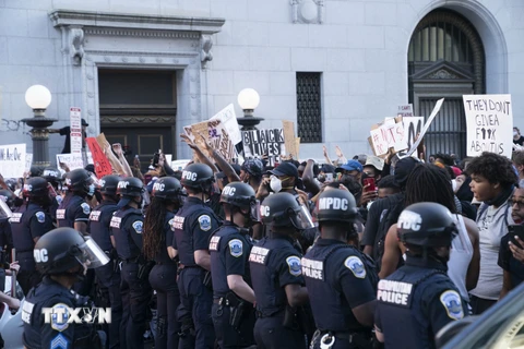 Cảnh sát được triển khai nhằm ngăn người biểu tình quá khích trong cuộc tuần hành phản đối tình trạng bạo lực của cảnh sát ở Minneapolis (Mỹ) khiến một người da màu thiệt mạng, tại Washington DC., ngày 1/6/2020. (Nguồn: THX/TTXVN) 