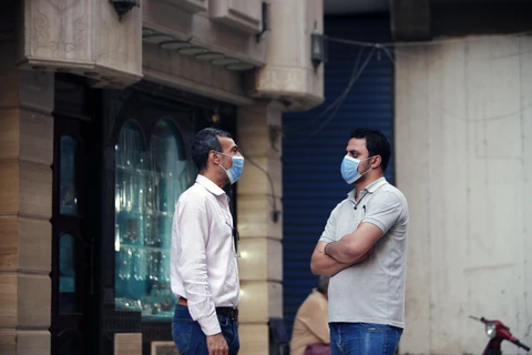 Người dân đeo khẩu trang phòng dịch COVID-19 tại Cairo, Ai Cập ngày 22/5/2020. (Nguồn: THX/TTXVN)