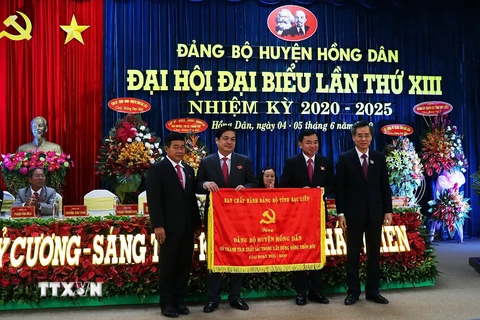 Ông Nguyễn Quang Dương, Bí thư Tỉnh ủy Bạc Liêu tặng cờ thi đua cho Đảng bộ huyện Hồng Dân có thành tích xuất sắc trong xây dựng nông thôn mới giai đoạn 2015-2020. (Ảnh: Huỳnh Sử/TTXVN)