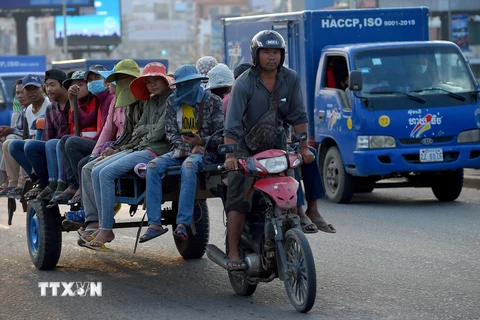 Xe chở người lao động trên một đường phố ở Phnom Penh, Campuchia, ngày 14/5/2020. (Nguồn: AFP/TTXVN)