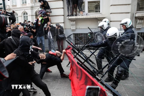 Đụng độ giữa người biểu tình với cảnh sát tại Bỉ và Anh 