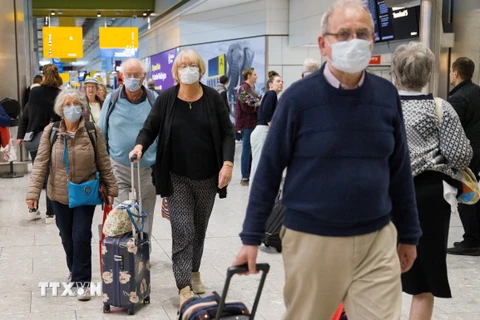 Hành khách tại sân bay quốc tế Heathrow ở London, Anh ngày 19/3/2020. (Nguồn: AFP/TTXVN)