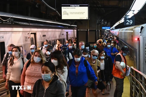 Người đi làm vé tháng lưu thông tại nhà ga tàu điện ngầm phía Bắc trong giờ cao điểm ở New York, Mỹ, sau gần ba tháng thành phố bị phong tỏa do dịch COVID-19, ngày 8/6/2020. (Nguồn: AFP/TTXVN)
