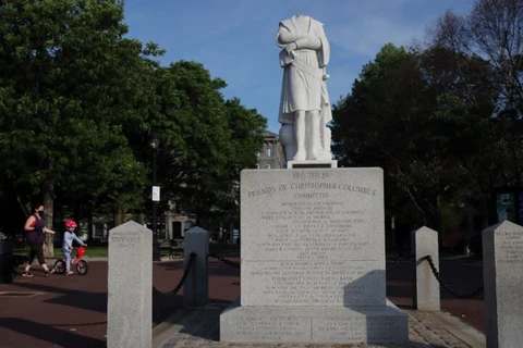 Bức tượng Christopher Columbus tại Boston bị phá hoại. (Nguồn: Boston Globe)