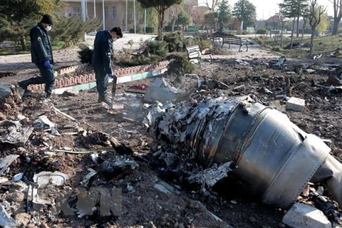 Lực lượng cứu hộ làm nhiệm vụ tại hiện trường vụ rơi máy bay chở khách của Hãng hàng không quốc tế Ukraine ở gần thủ đô Tehran, Iran ngày 8/1/2020. (Nguồn: THX/TTXVN)