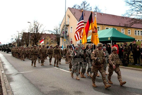 Quân đội Mỹ hành quân qua một ngôi làng ở Đức, sau khi kết thúc một cuộc tập trận, tháng 4/2015. Ảnh tư liệu. (Nguồn: Stars and Stripes)