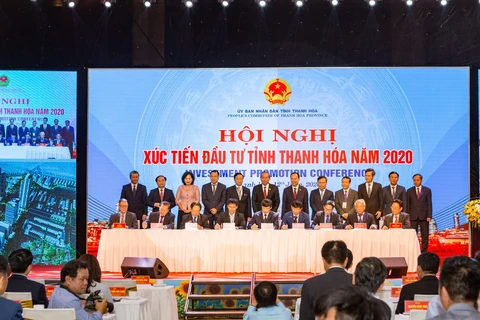 Lễ ký kết biên bản ghi nhớ đầu tư giữa Ủy ban Nhân dân tỉnh Thanh Hóa với các nhà đầu tư. (Ảnh: Hoa Mai/TTXVN) 