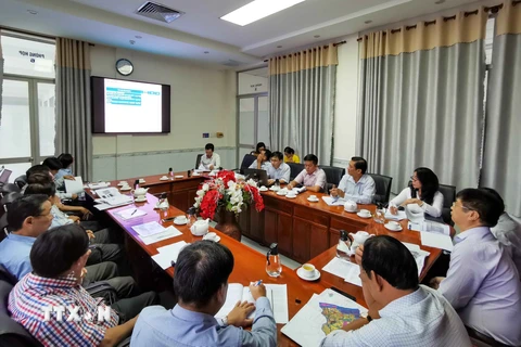 Lãnh đạo Ủy ban Nhân dân thành phố Cần Thơ và các sở, ngành nghe trình bày các phương án của tuyến cao tốc Cần Thơ-Cà Mau. (Ảnh: Nguyễn Thanh Liêm/TTXVN)