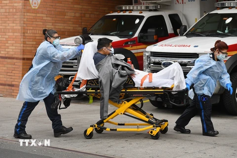 Nhân viên y tế chuyển bệnh nhân COVID-19 tới bệnh viện ở New York, Mỹ, ngày 7/4/2020. (Nguồn: AFP/ TTXVN)