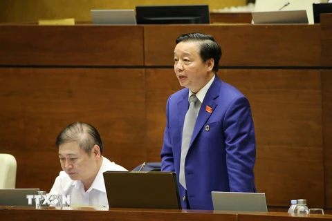 Bộ trưởng Bộ Tài nguyên và Môi trường Trần Hồng Hà giải trình ý kiến của đại biểu Quốc hội. (Ảnh: Doãn Tấn/TTXVN)