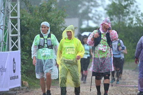 Các vận động viên tham gia giải Dalat Ultra Trail 2020 dưới mưa. (Nguồn: BTC)