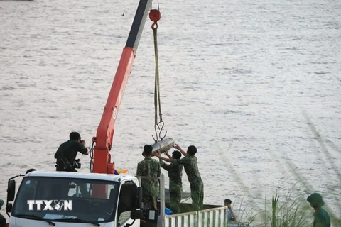 Hình ảnh nín thở xem công binh trục vớt quả bom nằm sát cầu Long Biên