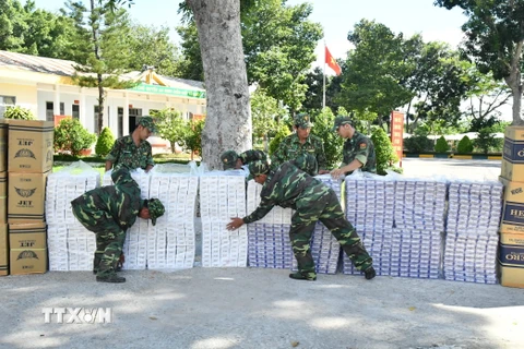 Số lượng thuốc lá nhập lậu bị can bộ, chiến sỹ Đồn Biên phòng Phước Tân, huyện Châu Thành, tỉnh Tây Ninh bắt giữ. (Ảnh: Lê Đức Hoảnh/TTXVN)