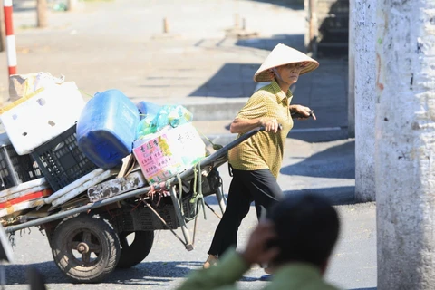 Người lao động Thủ đô vất vả với nắng nóng gay gắt (ảnh chụp sáng 22/6/2020). (Ảnh: Thành Đạt/TTXVN)