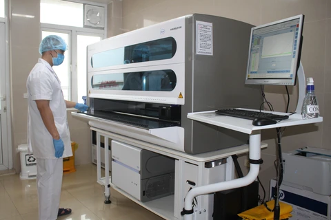 Cán bộ y tế Bệnh viện Đa khoa tỉnh Ninh Bình xét nghiệm mẫu trên máy xét nghiệm Real time PCR. Ảnh minh họa. (Ảnh: Thùy Dung/TTXVN)