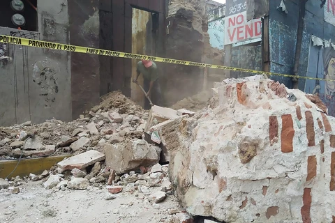 Cảnh đổ nát trên đường phố sau trận động đất độ lớn 7,4 ở Oaxaca, Mexico ngày 23/6/2020. (Nguồn: THX/TTXVN)