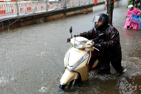 Mưa lớn gây ngập nặng nhiều tuyến đường ở thành phố Sóc Trăng
