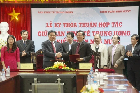 Trưởng ban Kinh tế TƯ Vương Đình Huệ và Tổng Kiểm toán NN Nguyễn Hữu Vạn trong lễ ký kết. Ảnh (Nguồn: VN+)
