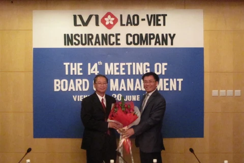 Ông Phansana Khounnouvong (trái) sẽ giữ vị trí Chủ tịch HĐQT LVI kể từ ngày 1/7/2014.