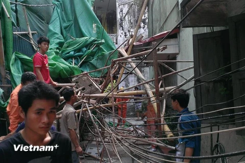 [Photo] Hiện trường vụ giàn giáo nhà cao tầng đổ sập vào nhà dân