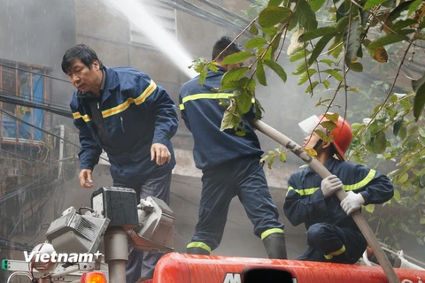 [Photo] Cận cảnh cháy lớn tại cửa hàng Thanh Hương số 81 Hàng Bồ