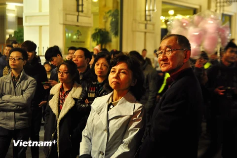 Hàng vạn người dân Hà Nội rạo rực đón chờ năm mới 2015