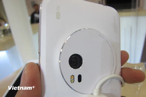 ZenFone Zoom dự kiến sẽ ra mắt vào quý 4 năm nay hoặc đầu năm sau. (Ảnh: PV/Vietnam+)