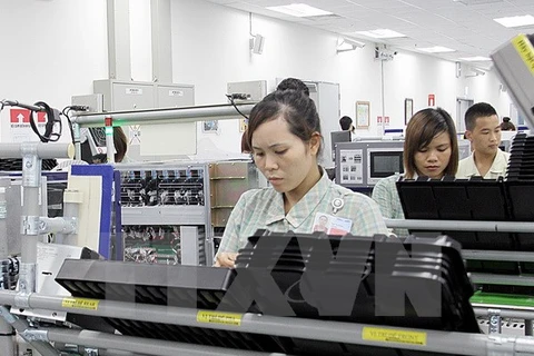 Dây chuyền sản xuất linh kiện điện thoại di động tại Samsung Thái Nguyên. (Ảnh: Tuấn Anh/TTXVN)