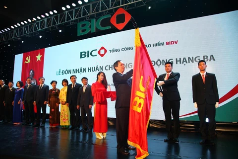 BIC được trao huân chương lao động hạng 3 trong những ngày đầu năm 2016. (Ảnh: BIC)