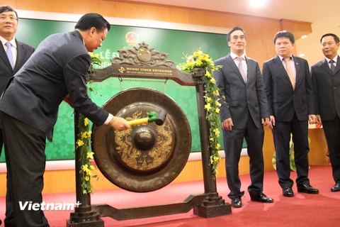 Bộ trưởng Bộ Tài chính tự tay đánh công khai trương phiên giao dịch đầu Xuân. (Ảnh: PV/Vietnam+)