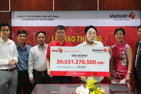 Ông Đ, người chơi ở Thành phố Hồ Chí Minh đã được trao giải Jackpot trị giá 30 tỷ đồng. (Ảnh: Vietlott)