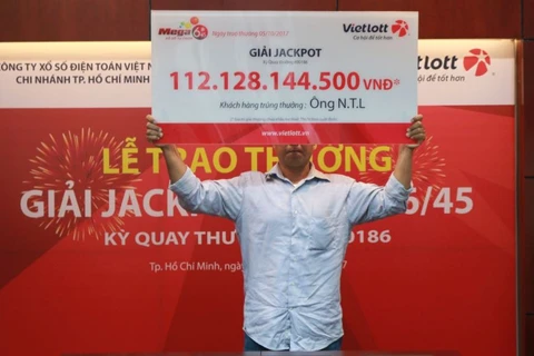 Ông N.T.L là khách hàng thứ 3 nhận giải Jackpot hơn trăm tỷ đồng. (Ảnh: Vietlott)