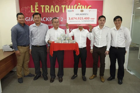 Ông P​.Q​.T (che mặt) đã lĩnh thưởng giải Jackpot trị giá hơn 3,6 tỷ đồng bằng tiền mặt. (Ảnh: Vietlott) 