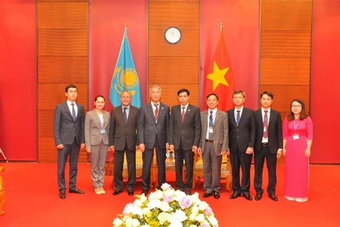  Phó Tổng Kiểm toán Nhà nước Nguyễn Tuấn Anh (thứ 5 bên phải sang) trong buổi làm việc với Kiểm toán Kazakhstan. (Ảnh: BTC)