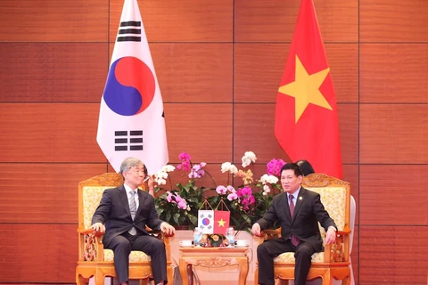 Tổng Kiểm toán Nhà nước Hồ Đức Phớc (bên phải) trong buổi hội đàm với ông Choe Jaehyeong, Chủ tịch Ủy ban Kiểm toán và thanh tra Hàn Quốc. (Ảnh: BTC)