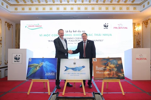 Prudential và WWF chính thức ký kết hợp tác dự án “Vì một cộng đồng không rác thải nhựa”. (Ảnh: CTV/Vietnam+)